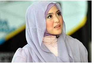 Desain Hijab Modern ala April Jasmine