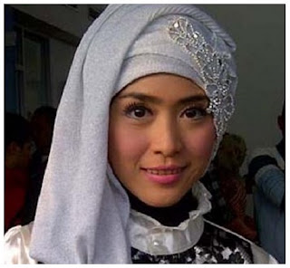 Kumpulan Gambar Trend Model Hijab Modern ala April Jasmine